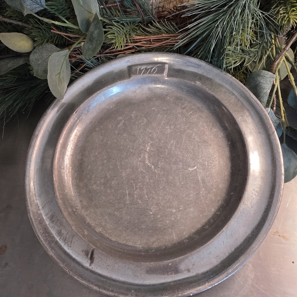 Wilton Armetale Pewter Tone Decorative Plates - Set of 2 - Picture 4 of 5